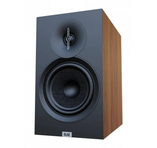 ELAC Debut B6.3 Walnut stativhögtalare framifrån utan frontskydd