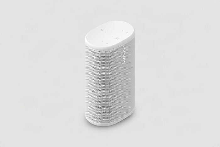 Sonos Play i vitt sedd snett framifrån
