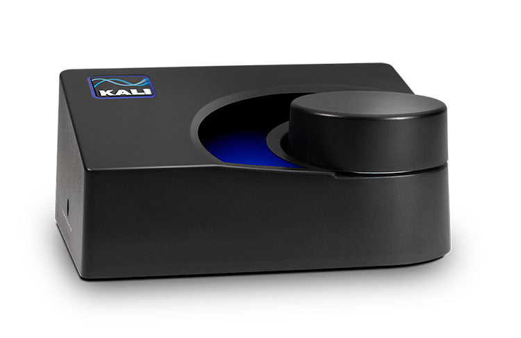 Kali Audio MV-BT – front med volymkontroll och Bluetooth-indikering